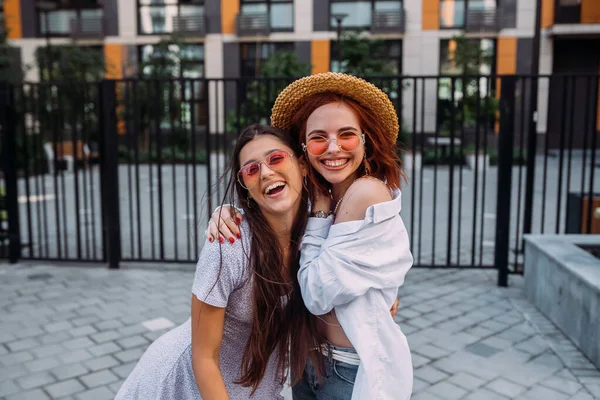Sevimli Kız Arkadaş Sarılıyor Eğleniyorlar — Stok fotoğraf