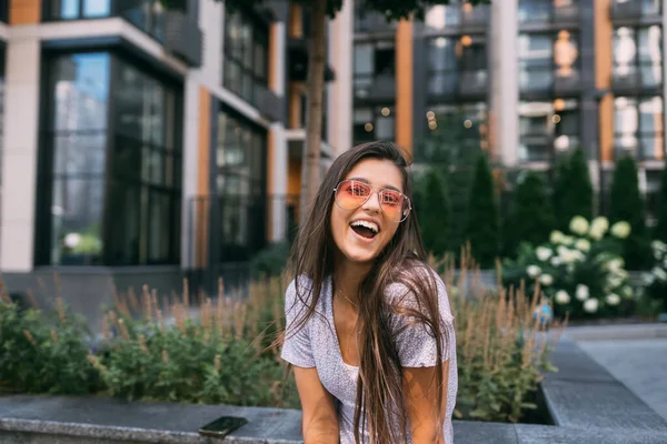 Yaz Zamanı Neşeli Kız Şehrin Büyük Binasının Arka Planında Gülüyor — Stok fotoğraf