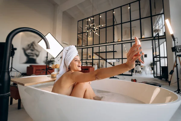 Kobieta Robi Sobie Selfie Podczas Kąpieli — Zdjęcie stockowe