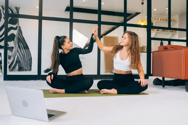 Dvě Mladé Ženy Meditující Lotosu Pózují Jóga — Stock fotografie
