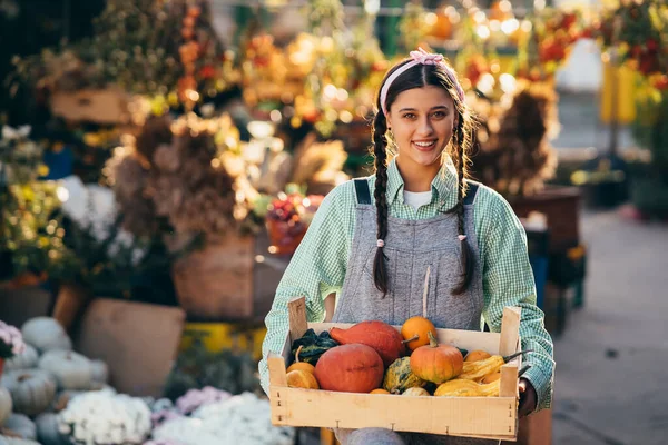 Jordbrukarkvinnan Håller Trälåda Med Pumpor Händerna Begreppet Marknad — Stockfoto