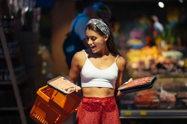Νεαρή Γυναίκα Ψώνια Για Κρέας Ένα Σούπερ Μάρκετ — Φωτογραφία Αρχείου