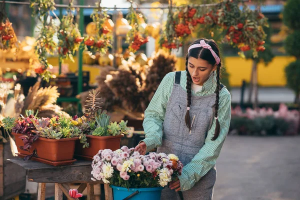 Jual Bunga Menempatkan Bunga Dalam Ember Untuk Dijual Pasar — Stok Foto
