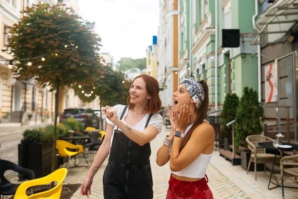 Δύο Νεαρές Γυναίκες Περπατούν Στην Πόλη — Φωτογραφία Αρχείου
