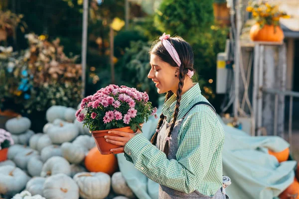 Atrakcyjna Kobieta Trzymająca Ozdobny Kwiat Doniczce Rynku Koncepcja Wystroju Ogrodu — Zdjęcie stockowe