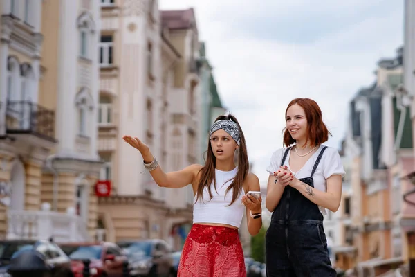Две Молодые Женщины Гуляют Городу — стоковое фото