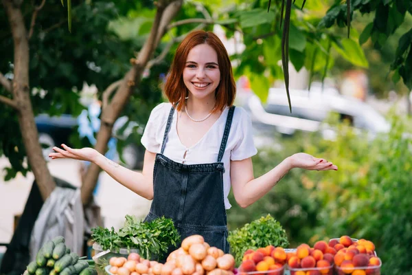 Femme Vendeur Comptoir Avec Des Légumes — Photo
