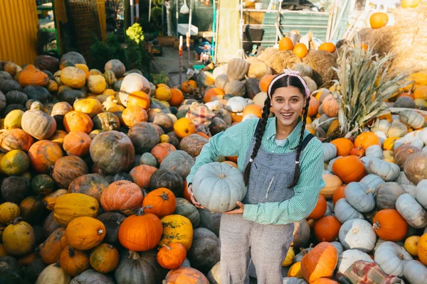 Agricultora Feliz Segurando Uma Abóbora Madura Fundo Colheita Outono Conceito — Fotografia de Stock