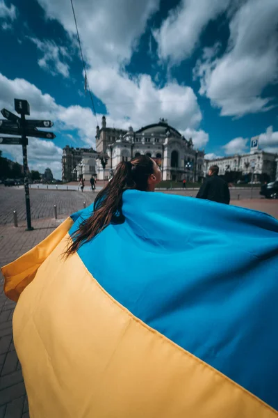 Young Woman Carries Flag Ukraine Fluttering Her Street — Fotografie, imagine de stoc