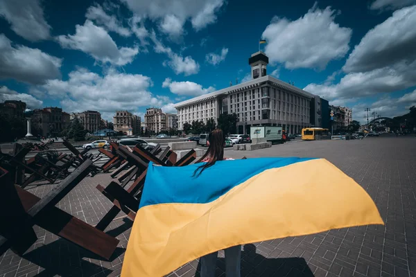 Tânără Poartă Steagul Ucrainei Fluturând Spatele Stradă — Fotografie, imagine de stoc