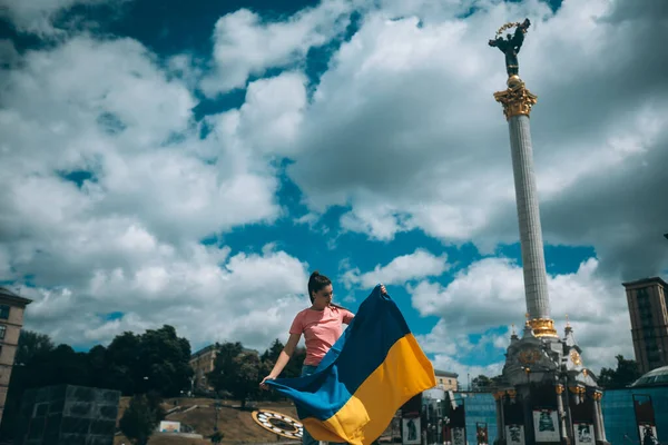 Jeune Femme Tenant Drapeau National Ukraine Dans Ville — Photo