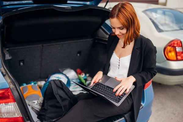 여행하는 트렁크에 노트북으로 일하는 사업계의 매력적 — 스톡 사진