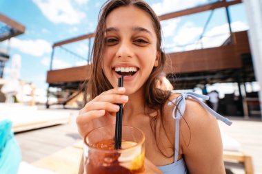 bikinili güzel bir kadın bilardoda kokteyl içiyor..