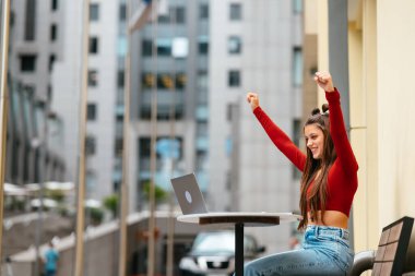 Kız caddedeki bir video bağlantısından konuşuyor. Sokakta buluşacağız. Modern iş tipleri. Uzaktan çalış.