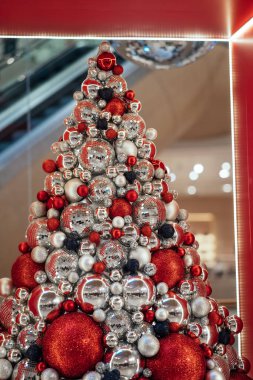 Değerli süslemelerden yapılmış Noel ağacı.