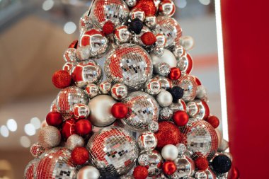 Değerli süslemelerden yapılmış Noel ağacı.
