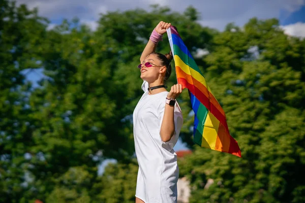 Mujer Joven Con Bandera Orgullo Lgbt Caminando Parque — Foto de Stock