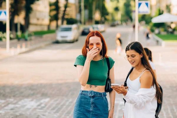 Twee Toeristische Vrienden Die Een Online Gids Raadplegen Een Smartphone — Stockfoto