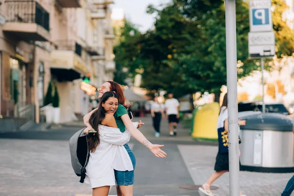 Incontro Due Amici Che Abbracciano Strada — Foto Stock