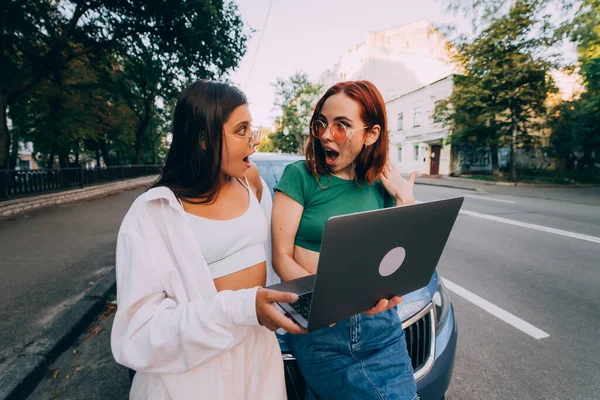 Duas Jovens Mulheres Com Laptop Perto Carro Estrada — Fotografia de Stock