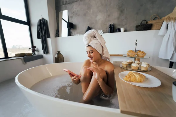 Woman Taking Selfie While Taking Bath — Stockfoto