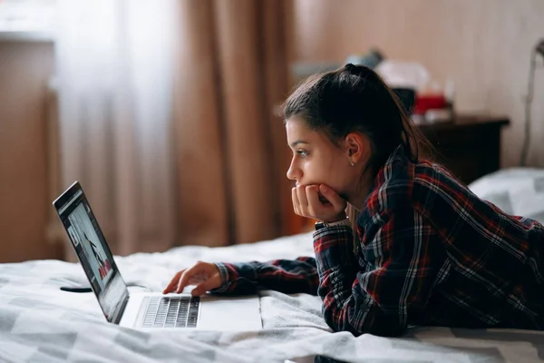 Επιλεκτική Εστίαση Της Νεαρής Γυναίκας Εργασία Ενώ Φορητό Υπολογιστή Που — Φωτογραφία Αρχείου