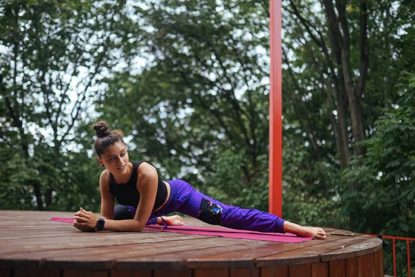 Una Joven Haciendo Yoga Patio Terraza — Foto de Stock