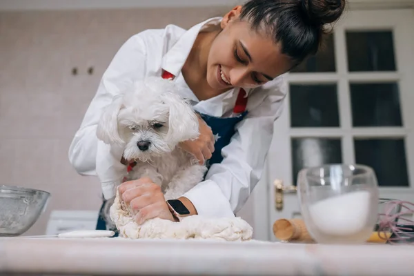 Mulher Cozinha Está Amassando Massa Com Cão Cozinha — Fotografia de Stock