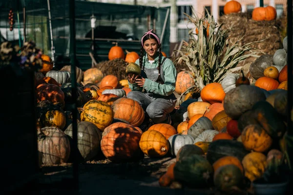 Šťastná Farmářka Džínové Kombinéze Vybere Zralou Dýni Podzimní Sklizeň Pojetí — Stock fotografie