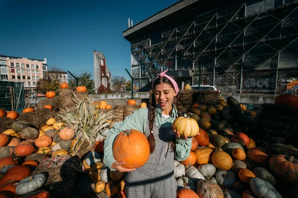 Farmer Vendedor Feminino Mostrando Colheita Outono Câmera Conceito Agricultura — Fotografia de Stock
