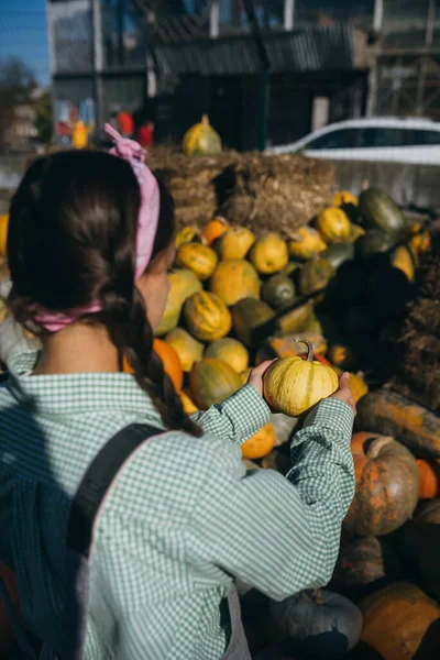 Молодая Продавщица Маленькой Тыквой Позирует Перед Камерой Среди Осеннего Урожая — стоковое фото