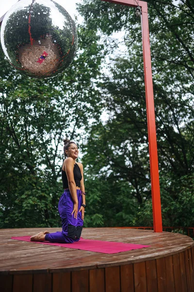 Een Jonge Vrouw Yoga Tuin Veranda — Stockfoto