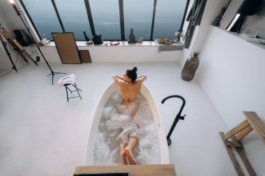 Evde banyo yapan mutlu kadın. Rahatlama ve sağIık, üst görünüm