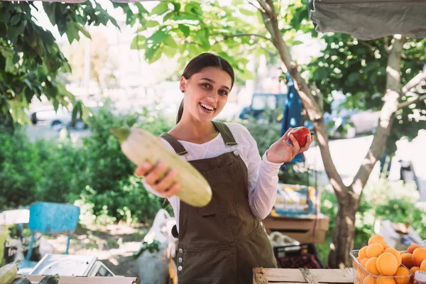 Young Positive Salesgirl Job Selling Sells Home Grown Vegetables Fruits — Fotografia de Stock