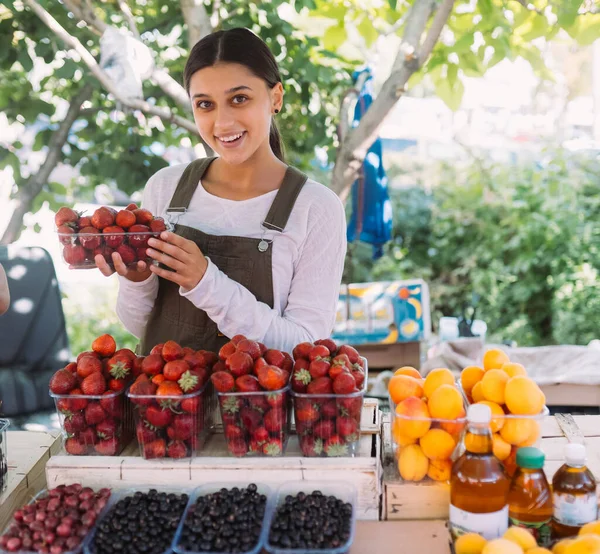 Young Positive Salesgirl Job Selling Sells Home Grown Vegetables Fruits — Zdjęcie stockowe