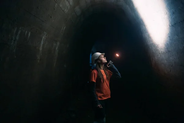 Una Giovane Scavatrice Con Una Torcia Esplora Tunnel — Foto Stock