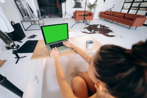 Young Woman Working Laptop While Taking Bathtub Home — Stock fotografie