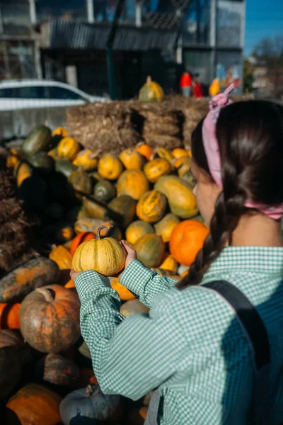 Молодая Продавщица Маленькой Тыквой Позирует Перед Камерой Среди Осеннего Урожая — стоковое фото