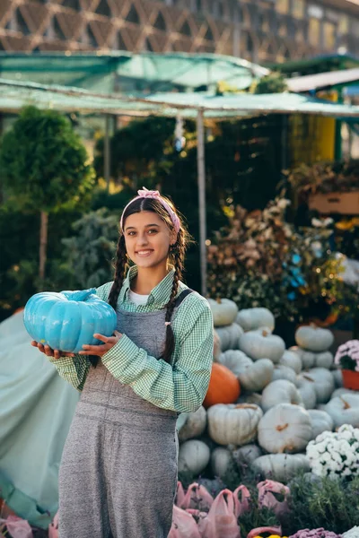 Szczęśliwa Kobieta Rolnik Gospodarstwa Niebieski Kolor Dyni Urządzone Dyni Wakacje — Zdjęcie stockowe