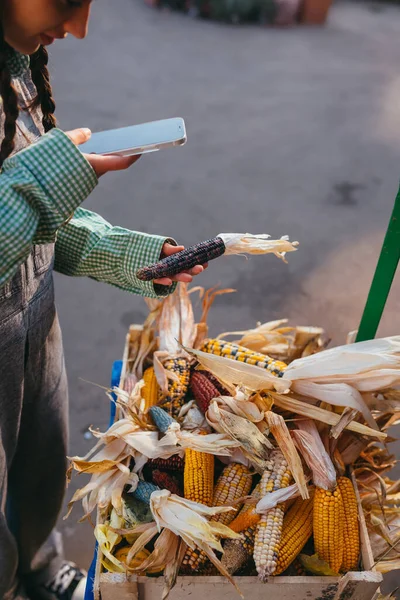 Woman Takes Photo Corn Cob Market — Stock Photo, Image