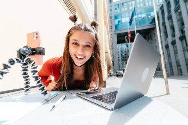 Bir yazlık kafede uzaktan kumandalı iş yapan genç bir kadın. Serbest çalışan kadın. Küçük işletme