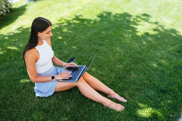 Concept Remote Work Young Girl Works Laptop Fresh Air Park — Photo