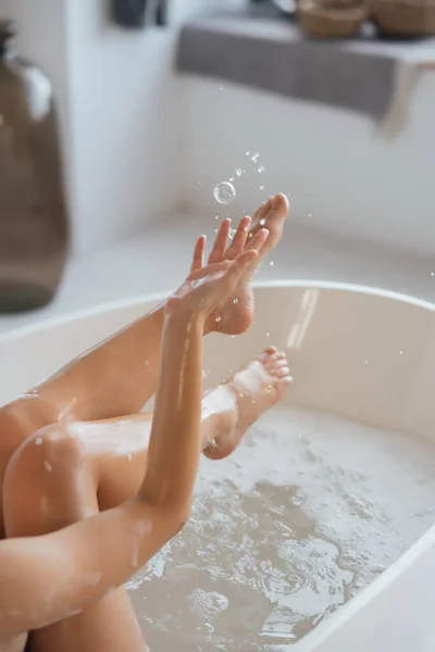 Ausgeschnittene Ansicht Einer Jungen Frau Die Einem Schäumenden Bad Liegt — Stockfoto
