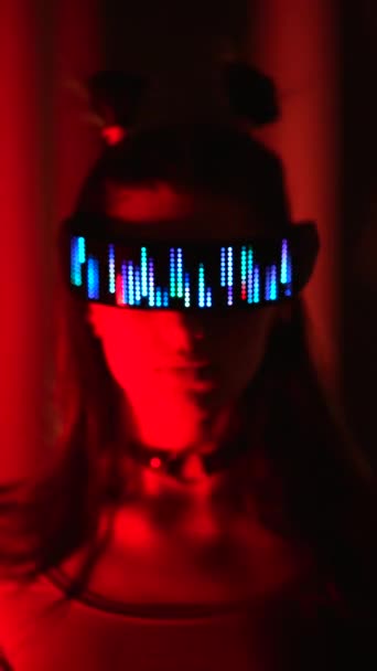 Poważna Cyber Kobieta Okularach Led Stojąca Świetle Neonu — Wideo stockowe