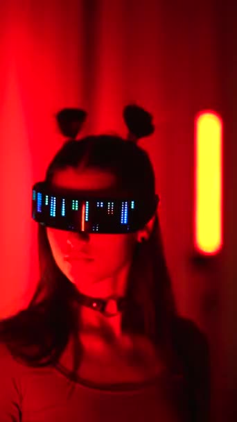 Poważna Cyber Kobieta Okularach Led Stojąca Świetle Neonu — Wideo stockowe