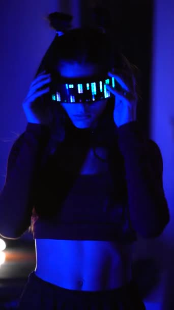 Cyber Femme Sérieuse Dans Les Lunettes Led Debout Lumière Néon — Video
