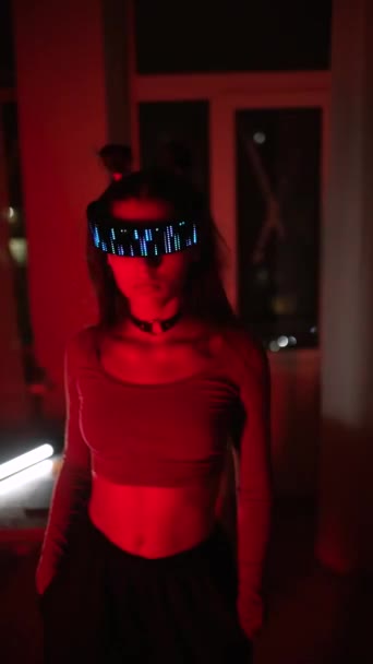 Vážná Kybernetická Žena Led Brýlích Stojící Světle Neonu — Stock video
