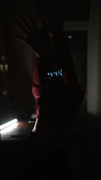 Kybernetická Žena Led Brýlích Tančící Světle Neonu — Stock video