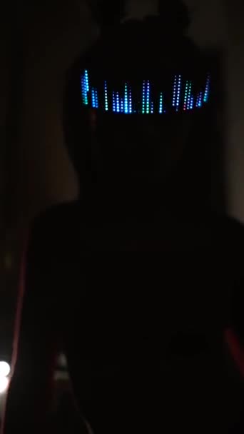 Allvarlig Cyber Kvinna Led Glasögon Stående Ljuset Neon — Stockvideo