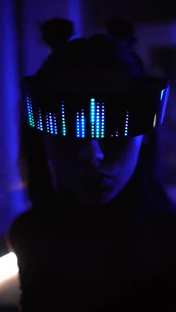 Komoly Kiber Led Szemüvegben Neon Fényében Áll — Stock videók